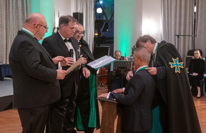 Chevalier Radoy Koynov receives the insignia of the Order.