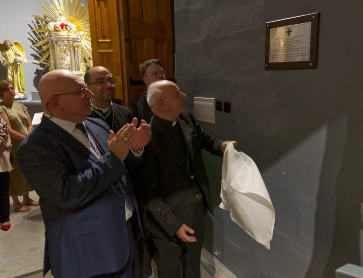Archbishop Vincenzo Paglia unveils the plaque of the Saint Lazarus Oratory, with the Grand Chancellor and the Grand Vicar General.