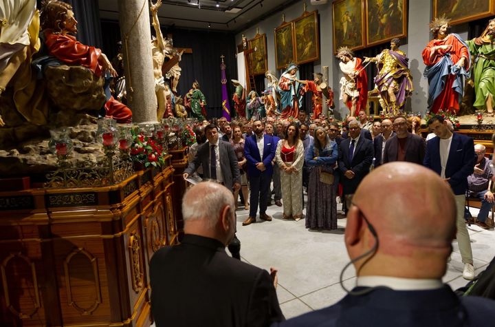 Addressing the guests among the processional statues of the basilica.