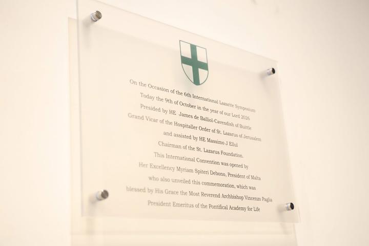 The commemorative plaque of the Symposium at Palazzo Vittoria.